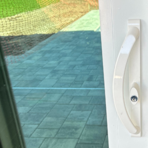 11" sliding patio door handle white w/ keyed lock 3 15/16" hole spacing dh 741 white with key